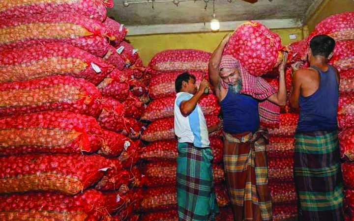 সোনামসজিদ স্থলবন্দ থেকে ২৭৭৭ মেট্রিক টন পেঁয়াজ এলো ১৩৩ ট্রাকে করে